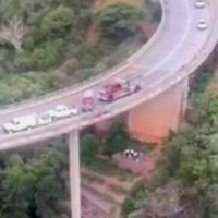 Tragjedi në Afrikë të Jugut: Autobusi bie nga ura dhe përfshihet nga flakët – 45 të vdekur, 8-vjeçarja e vetmja e mbijetuar