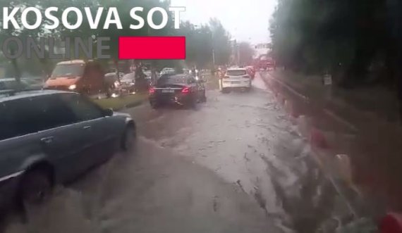 Publikohet video: Rrugët e Prishtinës 'bllokohen' nga të reshurat e dendura të shiut