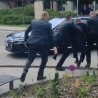 Momenti kur kryeministri sllovak pas plagosjes futet për krahësh në veturë 