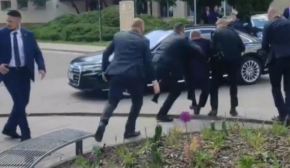 Publikohen pamje kur ryeministri sllovak pas plagosjes futet për krahësh në veturë 