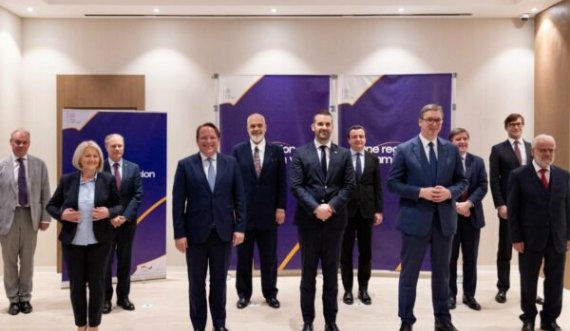 Kryeministri Kurti shfaqet krah Ramës në foton familjare të Samitit BE-Ballkani Perëndimor