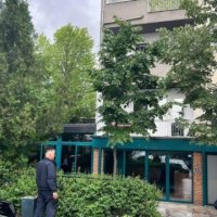 Prishtinë: Inspektorati aksion për lirimin e hapësirave publike, largohen terrasat e lokaleve në afërsi të Pallatit të Rinisë
