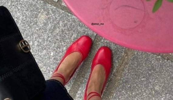 Nga pasarelat e modës në stilin e rrugës, trendi elegant i këpucëve të sheshta