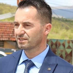 Mësuesit e kosovarëve duhet me i shti në burg, jo me i uru