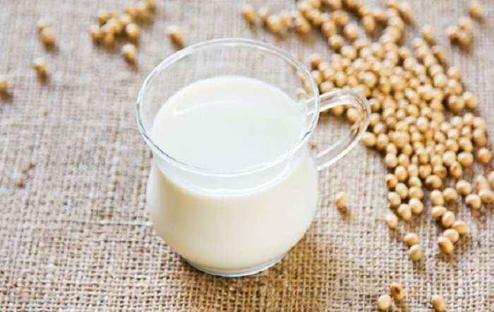 Gjashtë përfitimet e qumështit të sojës 