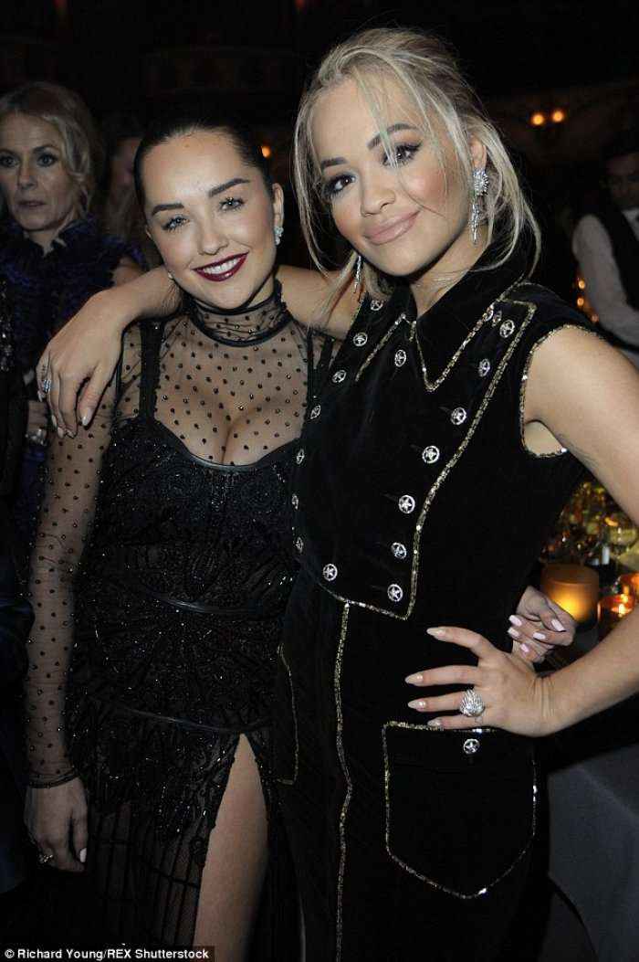 Motra e Rita Orës mahnit rrugëve të New York-ut (Foto)