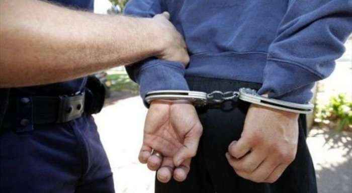 Dhunoi vëllanë për çështje prone, arrestohet 33-vjeçari
