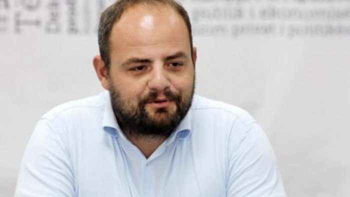 Komisari nga Tirana i quan hajna të kulluar, të larguarit nga Vetëvendosje