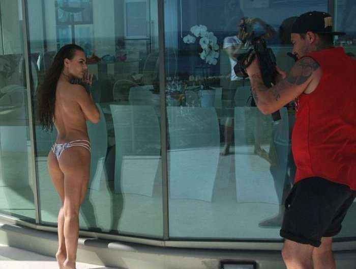 Chantelle nuk përmbahet dot,pozon nudo në plazh (Foto)