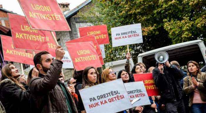 Vetëvendosje me aksion para burgut të Pejës kërkon lirimin e aktivistëve