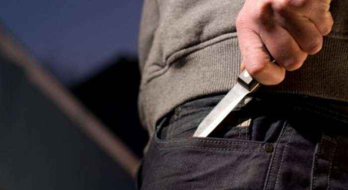 Personi sulmon policët me thikë në Gjakovë