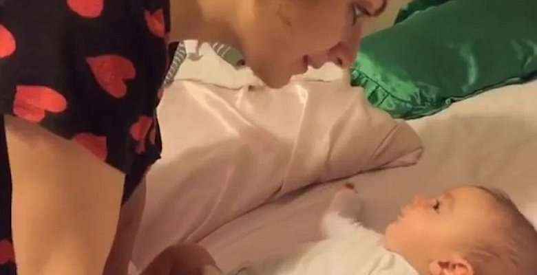 Video që të ngroh zemrën: Bebja 3- muajshe i thotë mamasë “Të Dua” (Video)