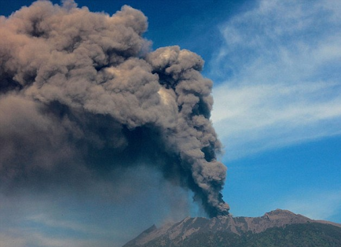 Aktivizohet vullkani Barujari në Indonezi (Foto)