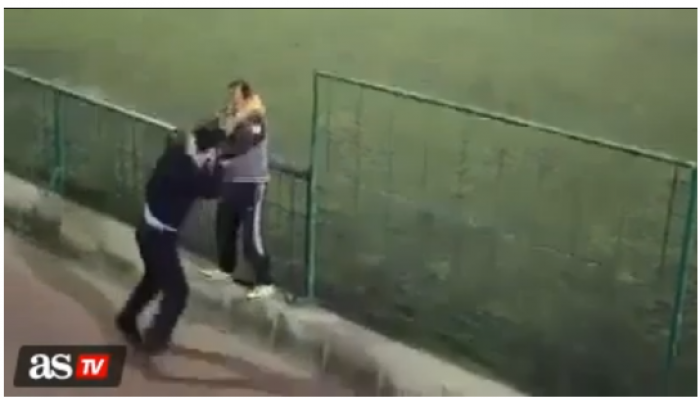 Rrahje brutale mes dy prindërve në një ndeshje futbolli (Video)