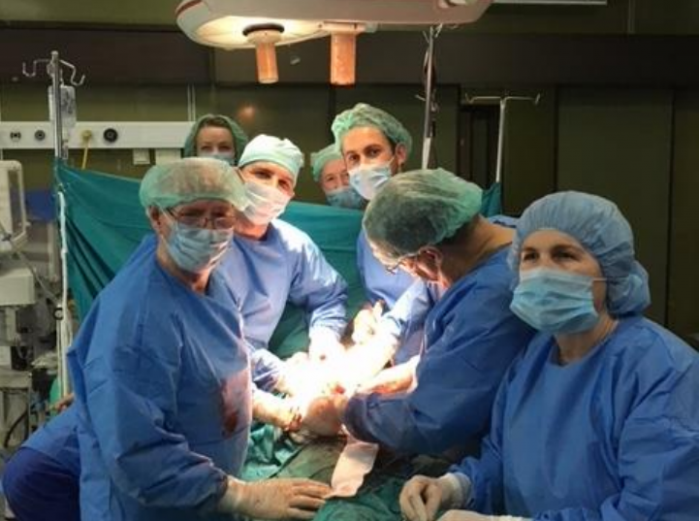 Në Klinikën e Urologjisë në QKUK, pacientit i hiqet tumori 18 centimetra, operacioni zgjati mbi 6 orë