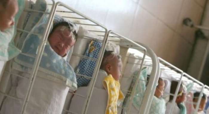 Bebja kineze lind katër vjet pas vdekjes së prindërve