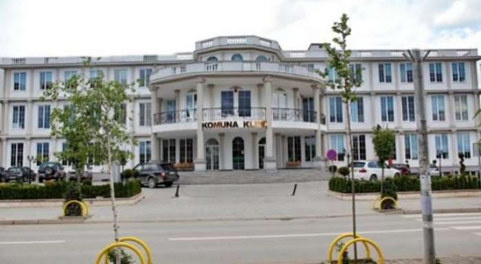 Skandal në Klinë: Drejtori i komunës e rreh policin