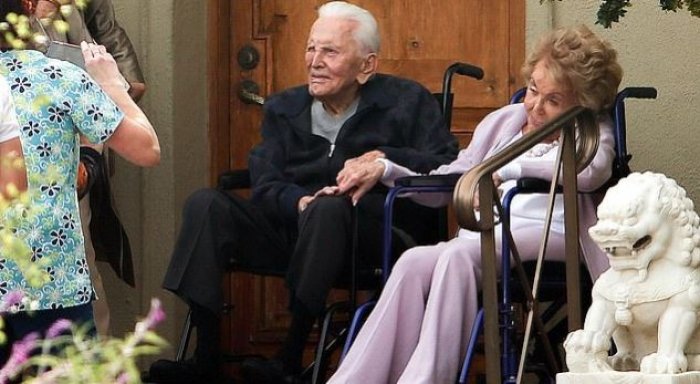 Kirk Douglas e feston ditëlindjen e 102-të bashkë me gruan 99-vjeçare