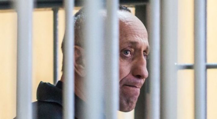 Vrau 56 persona, ish-polici rus dënohet me burg të përjetshëm