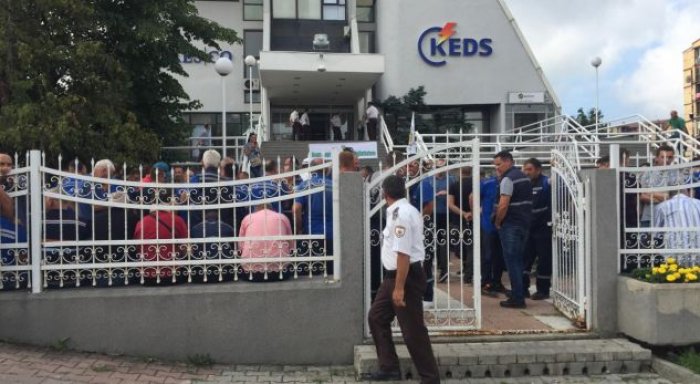 KEDS i largoi nga puna, punëtorët tentojnë të kthehen sipas vendimit të Gjykatës