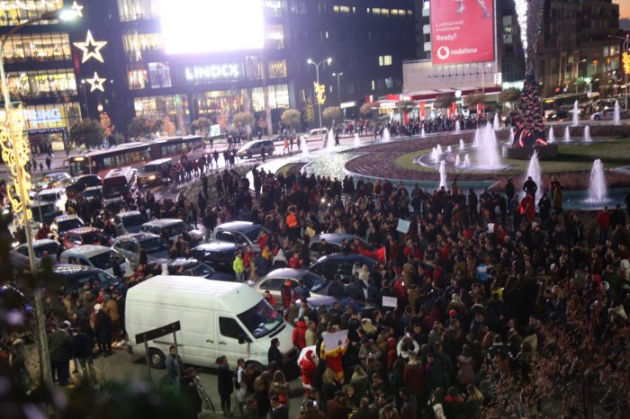 Mijëra studentë protestojnë para MAS, qindra të tjerë bllokojnë “Zogun e Zi”