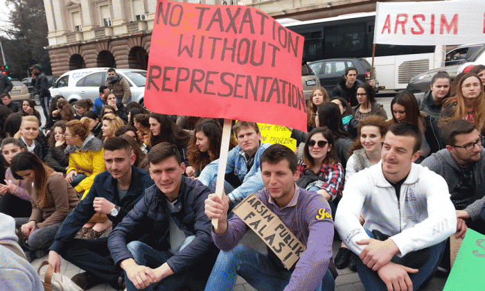 Studentët vazhdojnë protestën në Tiranë