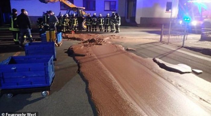 Problem në një fabrikë në Gjermani, rrugët vërshohen nga çokollata