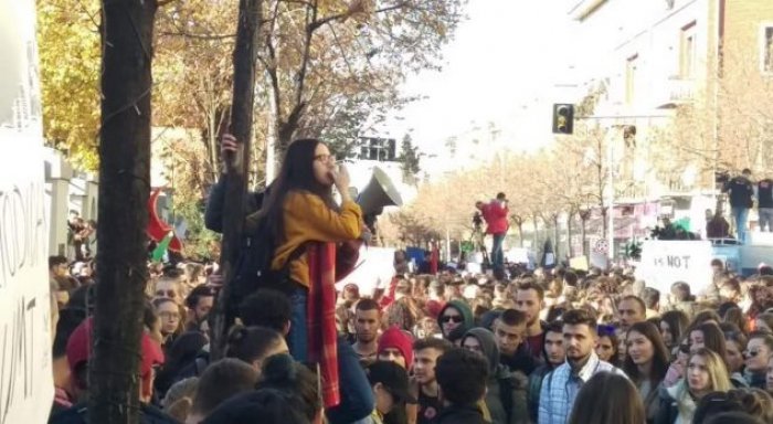 Vetëvendosje përkrah protestat kundër Edi Ramës