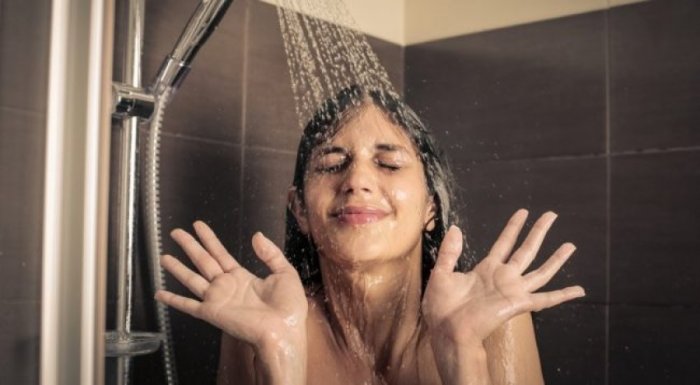 Gabimet që bëni në dush dhe ndikojnë në shëndetin tuaj