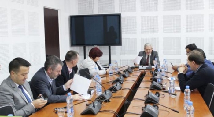 Komisioni për të Drejtat e Njeriut, dënon ndalimin e deputetit Petroviq nga policia serbe