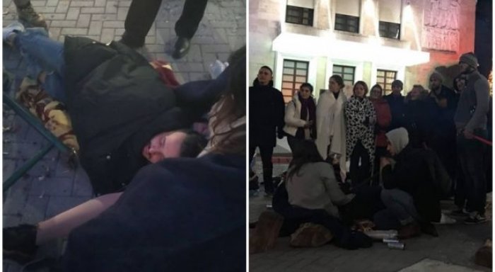 Tiranë: Sëmuret studenti, kalon natën në mes të ftohtit duke protestuar para Kryeministrisë
