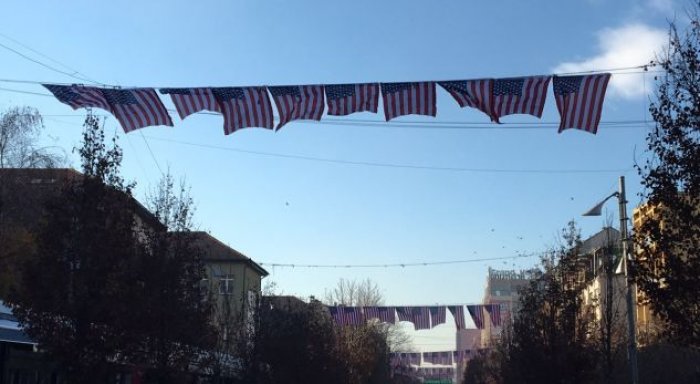 Flamujt e Amerikës në Prishtinë shkaku i avancimit të Kosovës në ‘Sfidat e Mijëvjeçarit’