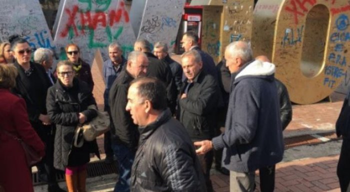 Shtyhet protesta e punëtorëve të Pallatit të Rinisë