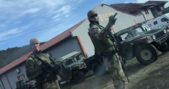Ushtari i KFOR-it ju tregon gishtin e mesëm serbëve në veri të Kosovës