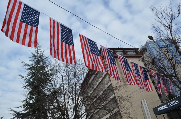 Fantastike: Edhe Mitrovica stoliset me flamuj të Shteteve të Bashkuara të Amerikës (Foto)