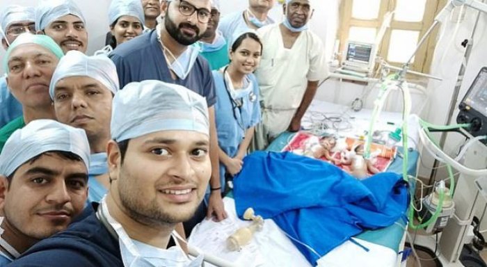 Kirurgët festojnë me një ‘selfie’ operacionin e suksesshëm për ndarjen e binjakeve