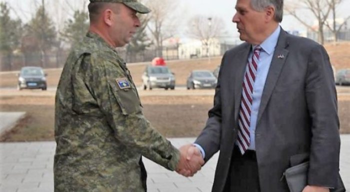 Një ditë para krijimit të ushtrisë, ambasadori amerikan takon komandantin e FSK'së