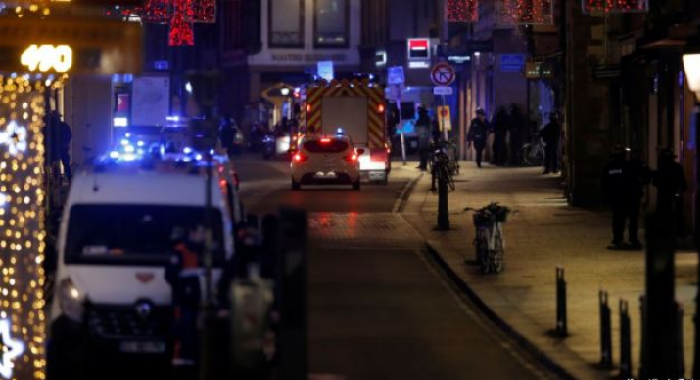Qindra policë francezë po kërkojnë sulmuesin e tregut të Krishtlindjeve