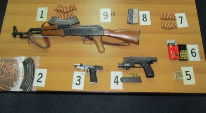 Sekuestrohet arsenal armësh në Prizren, arrestohen katër persona