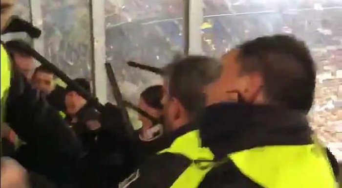 Sigurimi i Barçës kapet në kamerë duke i goditur me shkopinj tifozët e Tottenhamit