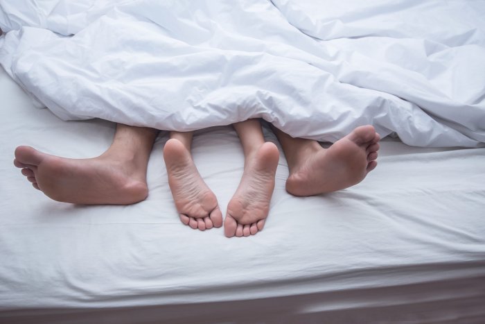 Kujdes: Ja pozicionet më të këqija në shtrat, asnjë çift të mos i praktikojë