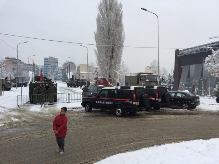 Rikthehen tanket e KFOR-it tek ura në Mitrovicë