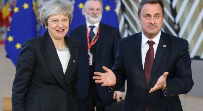 Udhëheqësit e BE-së i kërkojnë Britanisë që t’i bindë deputetët për marrëveshjen