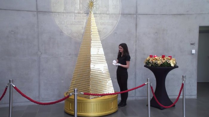 Pema e Krishtlindjes e gjitha prej floriri, kap vlerën e 2.3 milionë euro (FOTO)