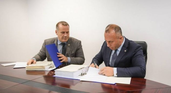Haradinaj synon me dokument të vulosë heqjen e temës së kufijve nga dialogu me Serbinë
