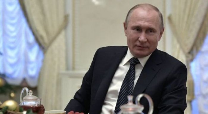 Putini në rolin e diktatorit tipik, arreston reperin kryesor dhe ia ndalon koncertet