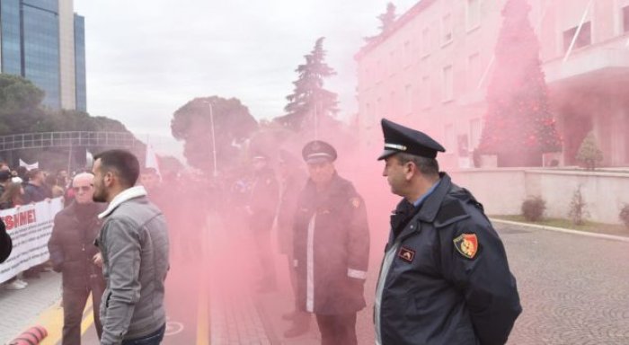 Tiranë: Studentët humbin durimin, përplasen me policinë