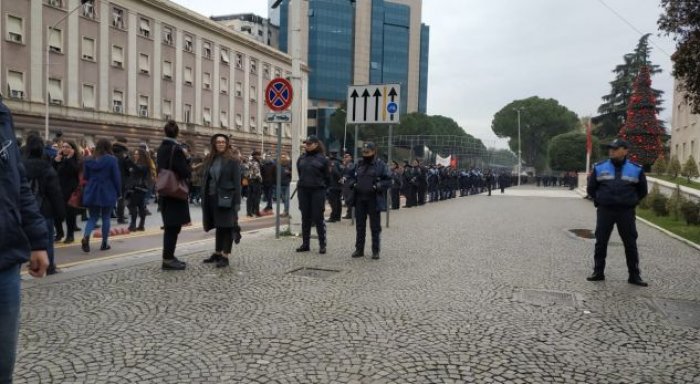 Tirana në kaos, rrugët e bllokuara shtojnë trafikun