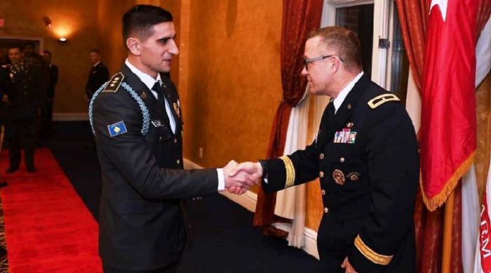 Kapiteni i FSK-së nderohet me dy çmime në shkollën ushtarake në SHBA