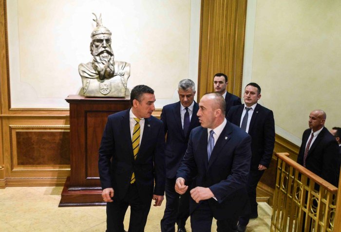 Paralajmërimi për Ushtrinë: Të çlirohemi nga trinomi Thaçi-Haradinaj-Veseli
